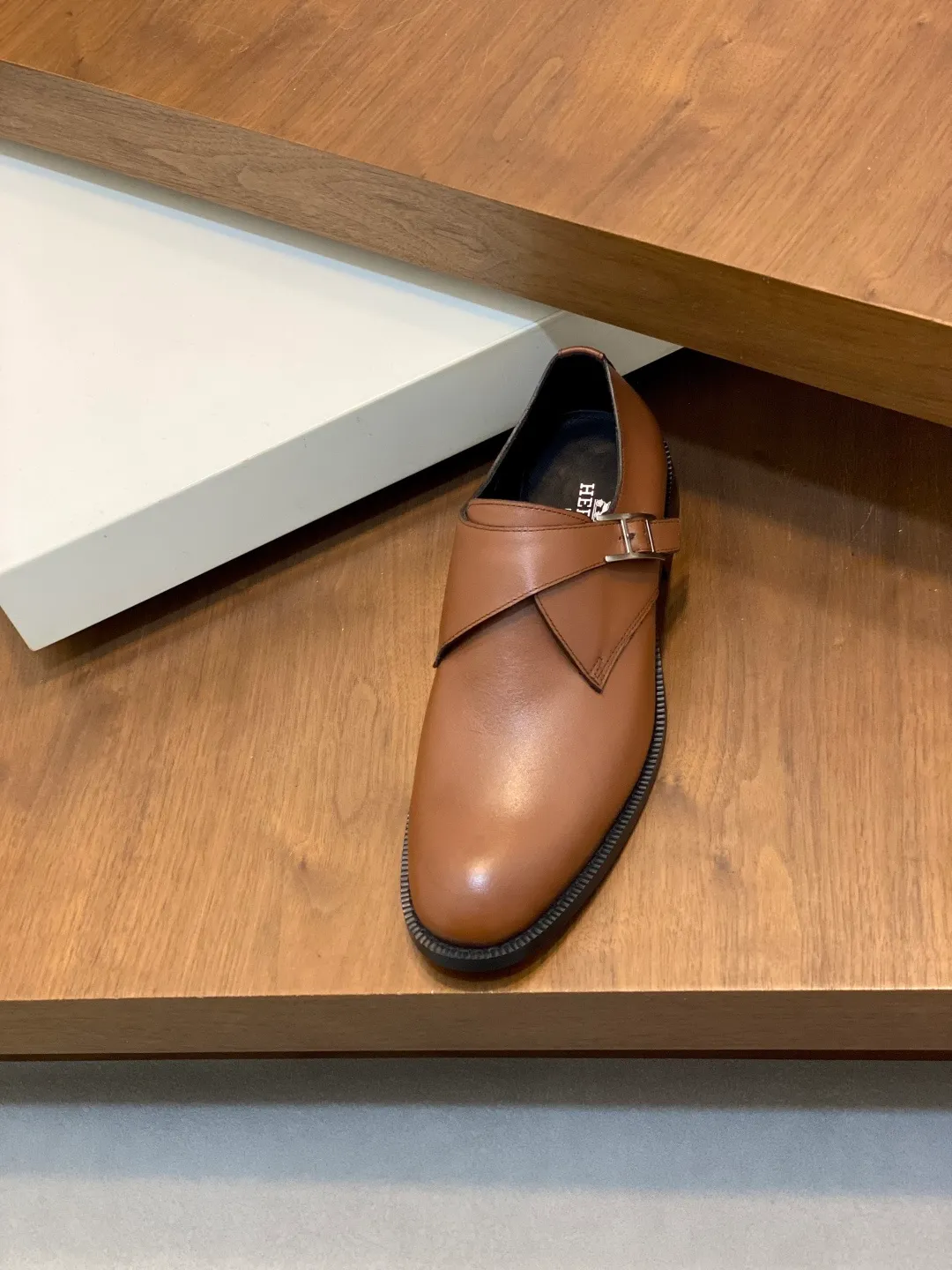 Men's shoes 💰780 HERMES/Hermès GAME slip-on loafers. These loafers are made of matte frosted calfskin. They are equipped with functional Kelly shoe buckles to easily create a fashionable urban style. They are equipped with genuine leather welts and lightweight grooved rubber foam outsole. They have genuine calfskin lining and silk-screen logo feet. They are slip-on design. They are novel and fashionable, with a handsome upper. Comes with a dust bag in the original box! Size: 39-40-41-42-43-44 standard leather shoe size (38/45 can be customized but does not support returns)